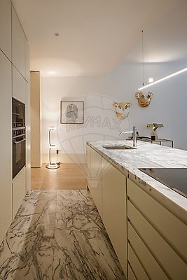 Cozinha com bancada em mármore