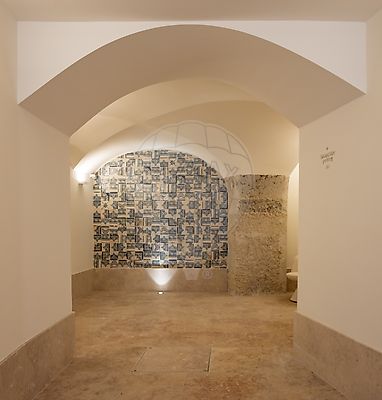 Hall do edifício com painel de azulejos