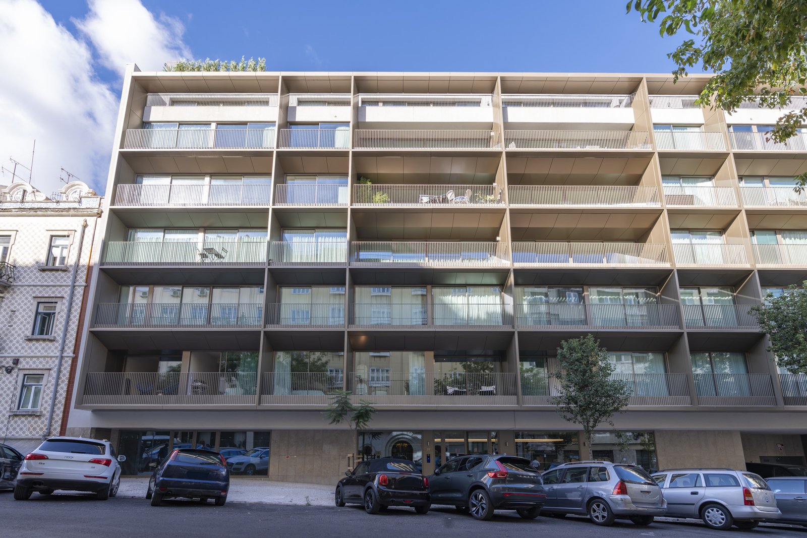 Fachada do edifício contemporâneo junto à Avenida da Liberdade, Lisboa