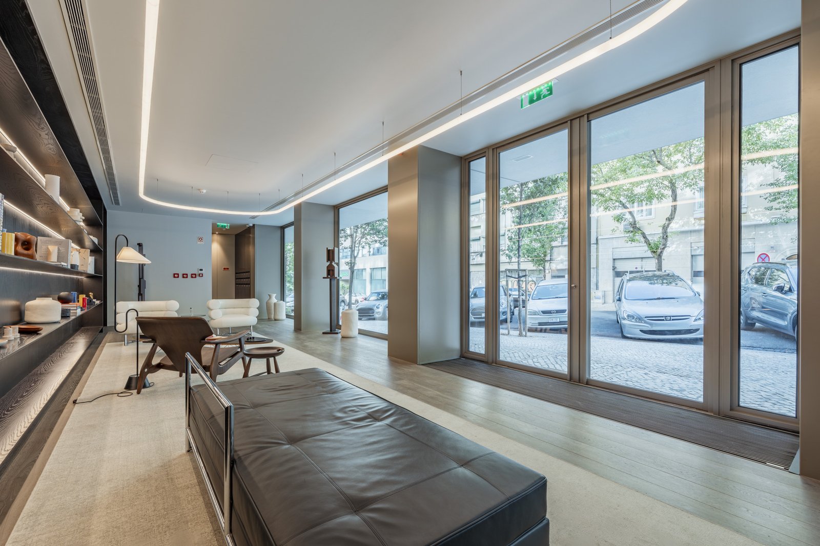 Lounge do edifício com receção e concierge