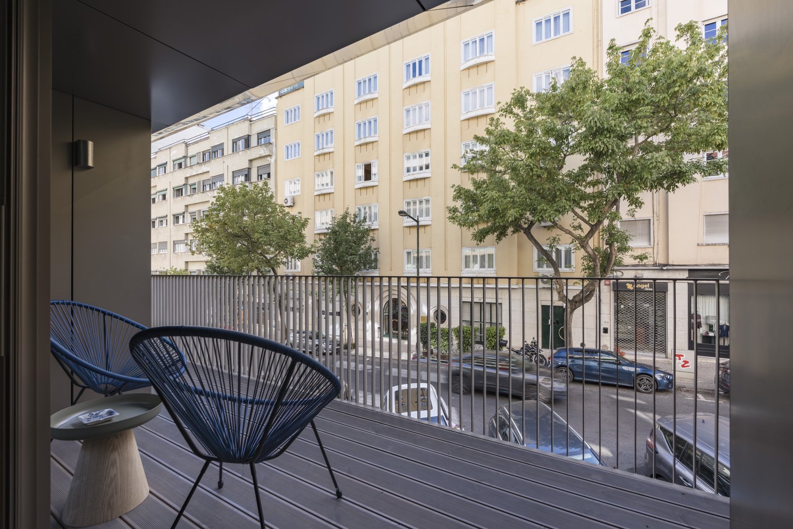 Varanda privativa com vista para a rua arborizada