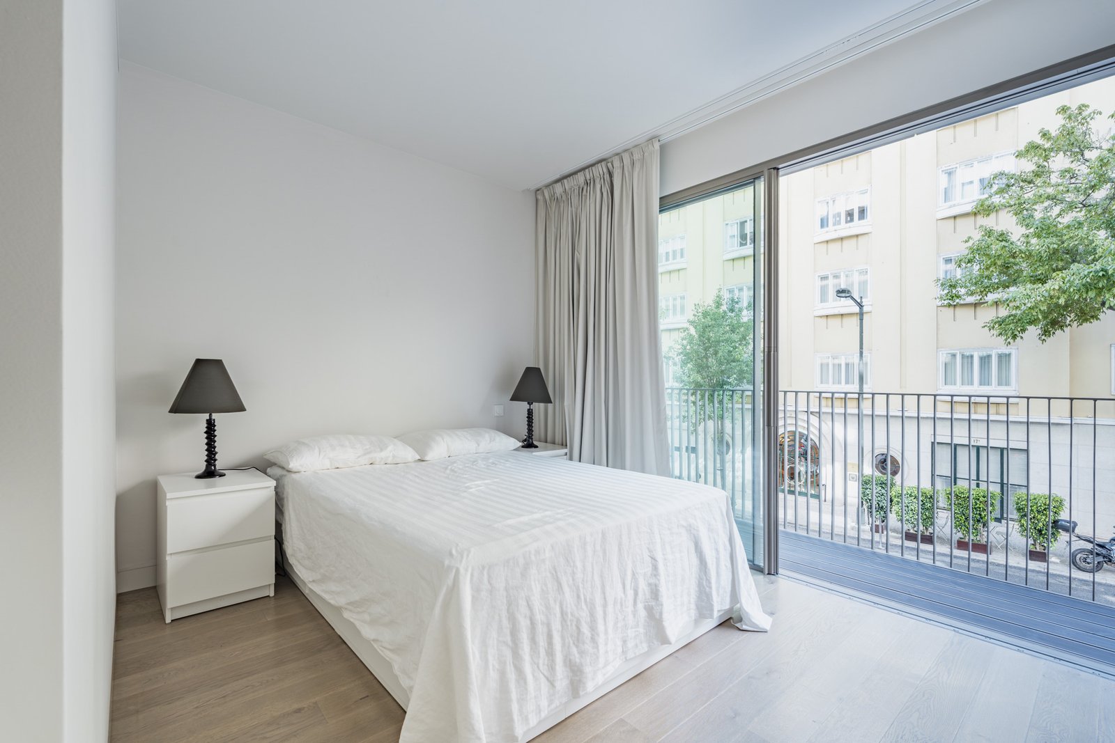 Quarto com cama de casal e acesso à varanda