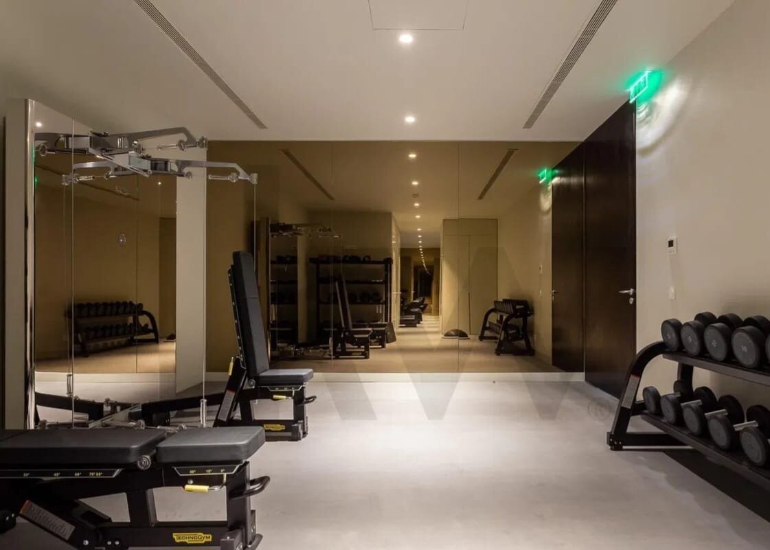 Ginásio exclusivo para residentes — zona de musculação
