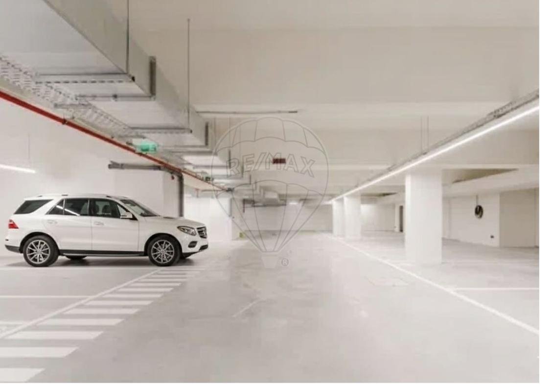 Garagem do edifício com lugar de estacionamento